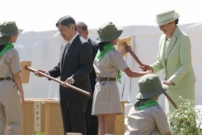 第76回全国植樹祭で使用したくわを返される天皇、皇后両陛下＝松山市の愛媛県総合運動公園で2026年5月17日午後2時32分、西村剛撮影