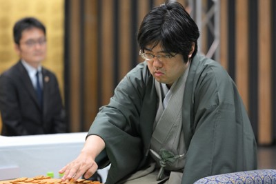 第84期名人戦第4局2日目、対局が再開し封じ手を指す挑戦者の糸谷哲郎九段＝大阪府高槻市の高槻城公園芸術文化劇場で2026年5月17日午前8時57分、大西岳彦撮影