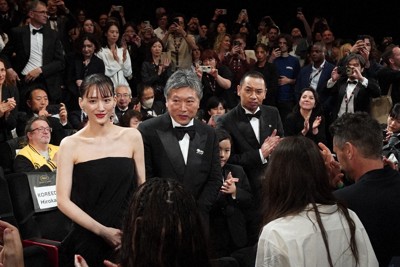 第79回カンヌ国際映画祭で「箱の中の羊」の公式上映を終え、拍手に応える（左から）綾瀬はるかさん、是枝裕和監督、桒木里夢さん、大悟さん＝南仏カンヌで2026年5月16日午後10時52分、勝田友巳撮影