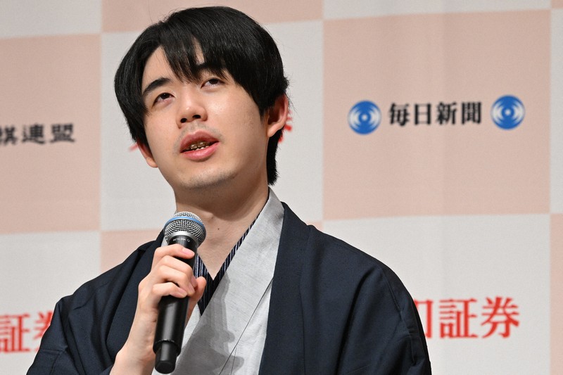 藤井名人「定跡形と力戦形、違う面白さ」 4連覇会見の一問一答 | 毎日新聞
