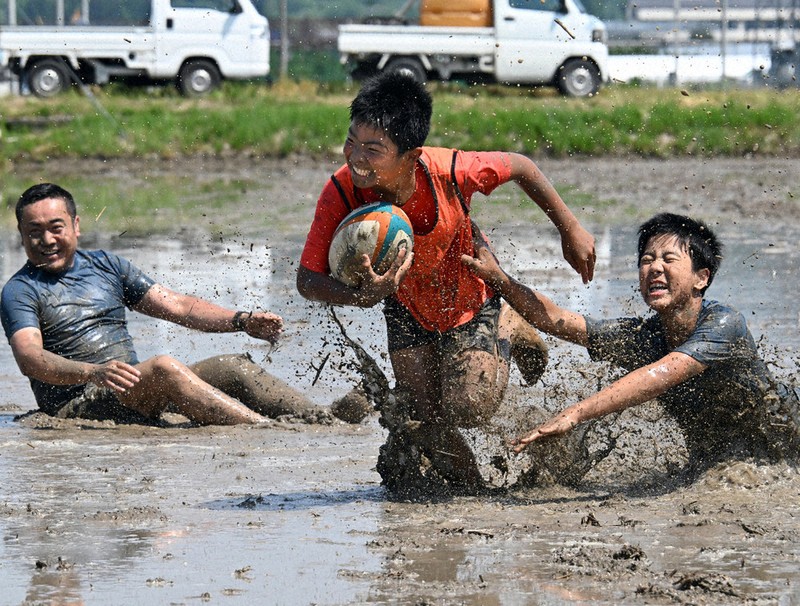 泥まみれ 田んぼラグビー 40人参加 ／山形 | 毎日新聞
