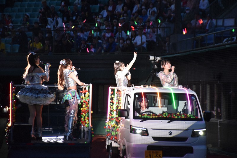 夢舞台で熱唱 青森ご当地アイドル「りんご娘」が1万人ライブ [写真特集