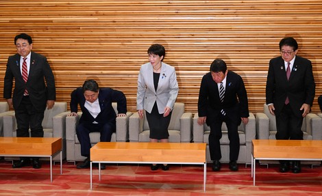因應納普沙短缺,卡樂B洋芋片包裝改為黑白兩色,將陸續於全國全家便利商店販售