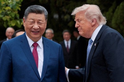 中国の習近平国家主席（左）に話しかけるトランプ米大統領＝北京で2026年5月15日、ロイター