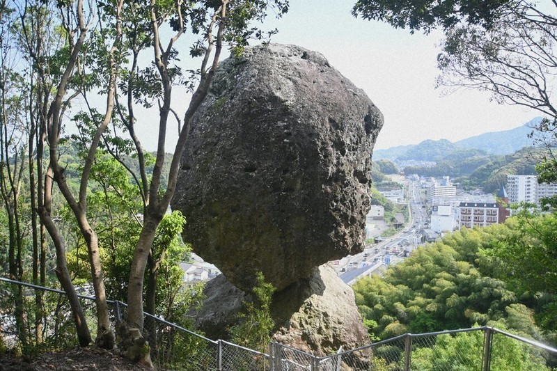 毎小ニュース：話題 落ちそうで落ちない岩 近くで見えるように 長崎