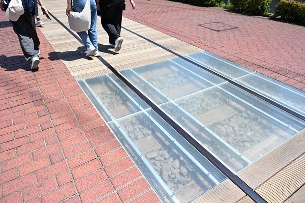 ヨコハマ YOKOHAMA ドーミインコ様 Clear panels unveil remains of old railway on Yokohama's