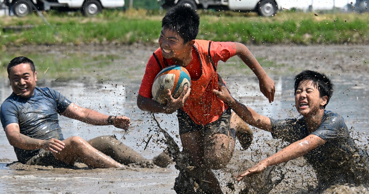 Easy Japanese news in translation: 'Rice field rugby' event held in Yamagata Prefecture