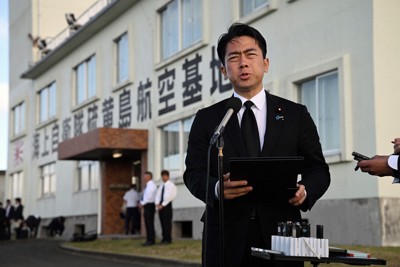 硫黄島の巡拝を終えて取材に応じる小泉進次郎防衛相＝東京都小笠原村で2026年3月28日午後4時25分、藤井達也撮影