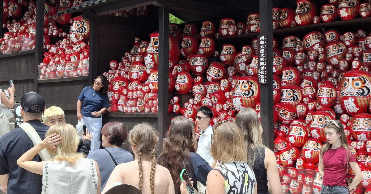 境内にひしめくダルマ　「勝運」で人気の勝尾寺　大阪・箕面