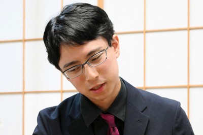囲碁・高尾九段「20歳の挑戦者に気合感じた」 本因坊戦開幕 | 毎日新聞