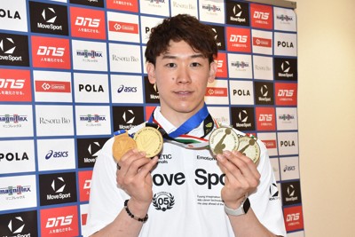 今季、ペルージャで獲得した四つのメダルを掲げる石川祐希選手＝羽田空港で2026年5月21日、小林悠太撮影