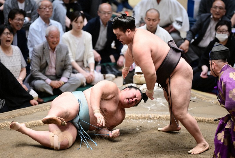 霧島復歸大關展現看板力士氣勢，擊敗新關脇琴勝峰雪恥，獨居大相撲夏場所領先群雄