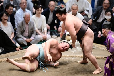 霧島復歸大關展現看板力士氣勢，擊敗新關脇琴勝峰雪恥，獨居大相撲夏場所領先群雄