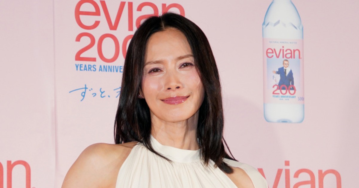 オリコンニュース：中谷美紀、背中あらわな白のロングドレスで登場 “水