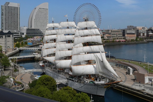 The moored sailing ship Nippon Maru, with all sails unfurled, is seen from the Kenminkyosai Plaza Building in Yokohama's Naka Ward on April 19, 2026, (Mainichi/Osamu Sukagawa)=Click/tap photo for more images.
