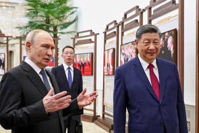 通信社による写真展を視察するロシアのプーチン大統領（左）と中国の習近平国家主席（右）＝北京で2026年5月20日、スプートニク通信・AP