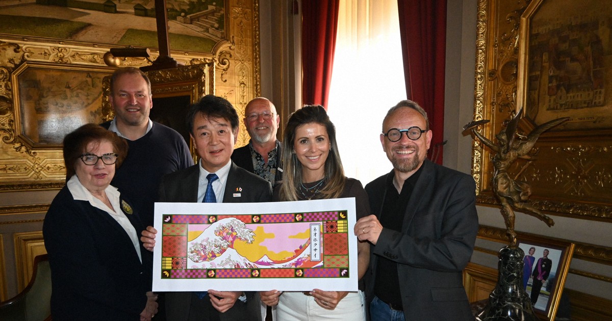 ブリュッセルの祭典「フラワーカーペット」　北斎をテーマに