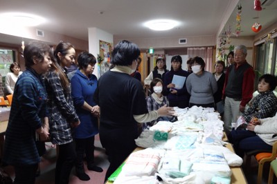 市民グループが開催した「おむつ講座」。数十種類のおむつを実際に手に取りながらの実習には、多くの参加者があった