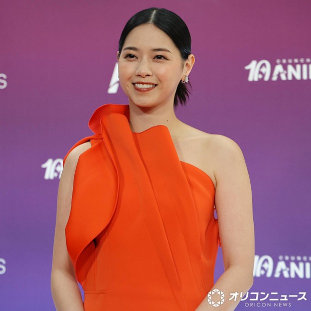 オリコンニュース：［CAA］西野七瀬、肩見せオレンジドレスで華やか