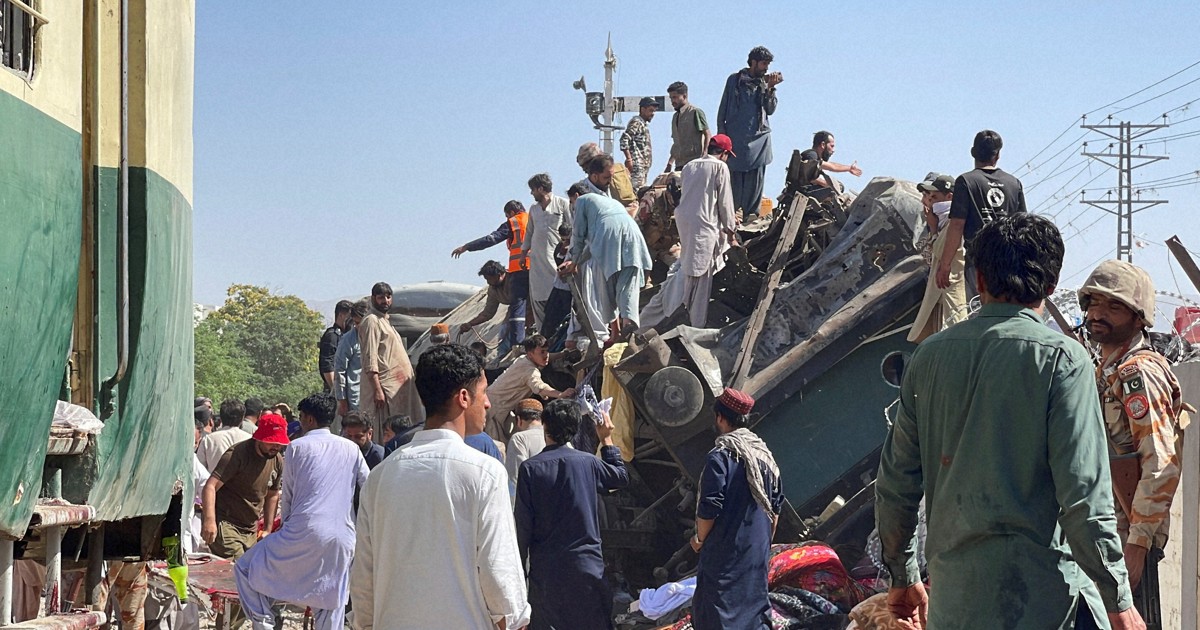 パキスタンの線路近くで爆発、20人以上死亡　列車脱線、炎上も
