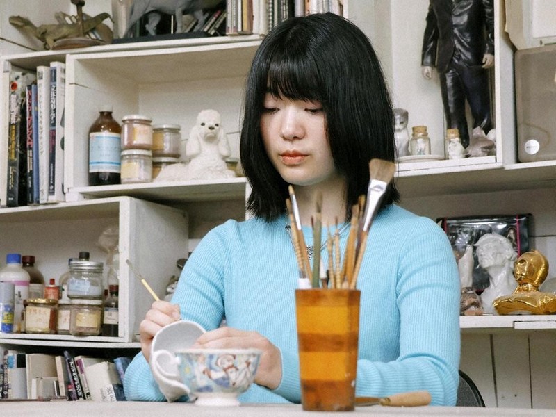 九谷焼、空想物語乗せて 成形と絵付けの「二刀流」 若手作家・上出さん