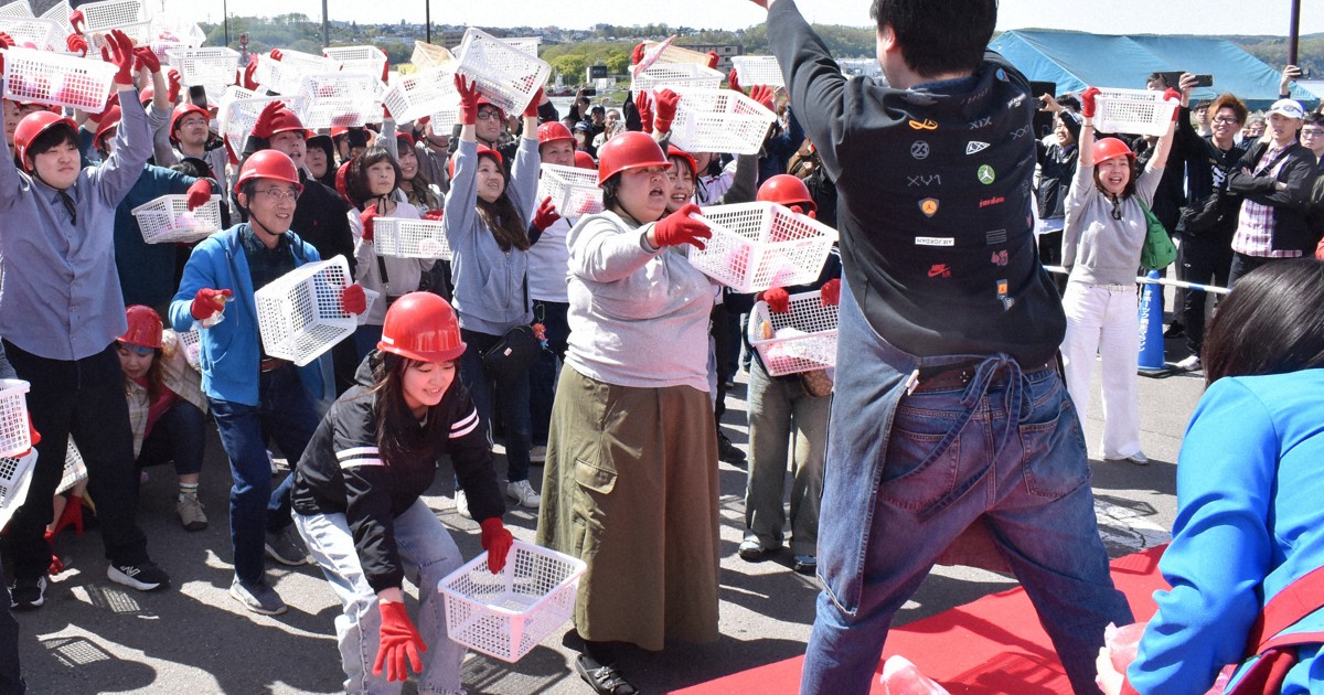 ヘルメットかぶり「春カニ合戦」　空飛ぶ毛ガニ取り合う　北海道