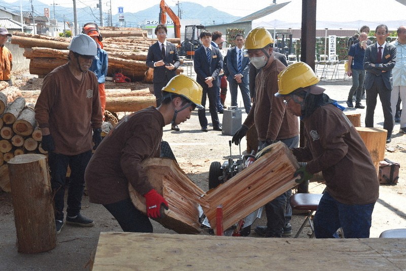残材を薪に 「木の駅」オープン みどり市・就労支援施設入所者も作業