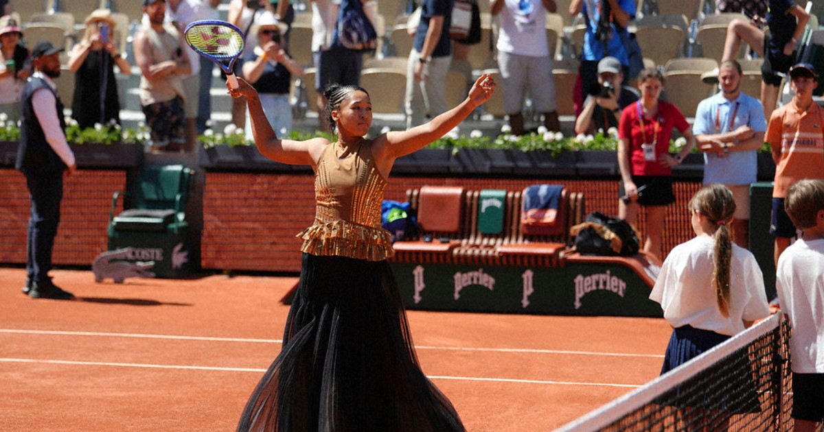 Naomi Osaka Kembali Curi Perhatian di Prancis Terbuka dengan Gaun Emas Berkilauan