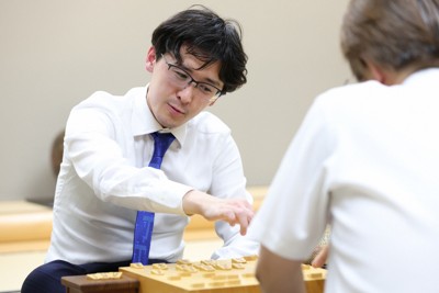 將棋叡王戰:伊藤匠叡王三連霸,再次擊敗齋藤慎太郎八段