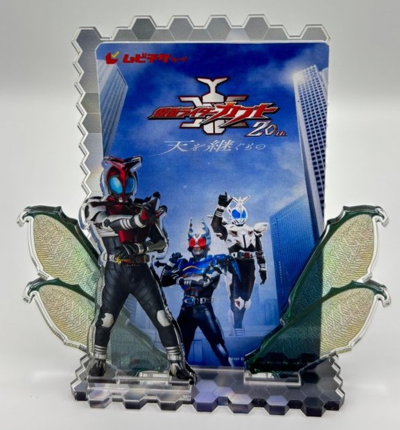 オリコンニュース：『仮面ライダーカブト20th』アクリルスタンド付き