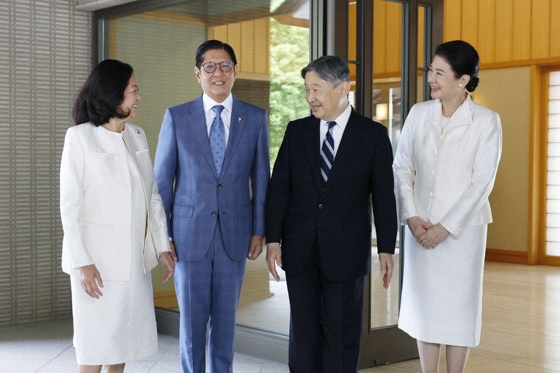 両陛下、比大統領夫妻と別れのあいさつ 住まいの御所でもてなし | 毎日新聞