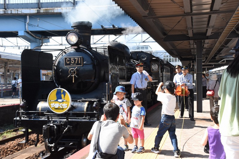 「貴婦人」C57蒸汽機車時隔六年重返「SL山口號」