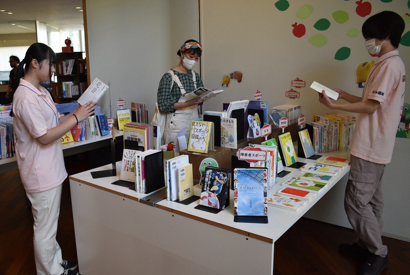 四國學院大學圖書館設置「蘋果書架」,提供多元閱讀資源