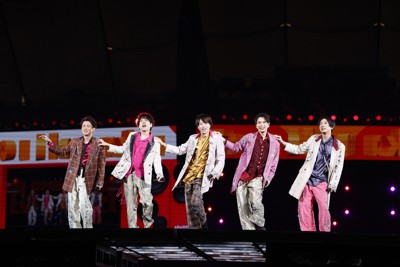 「We are ARASHI」嵐舉行最後演唱會，粉絲感動落淚