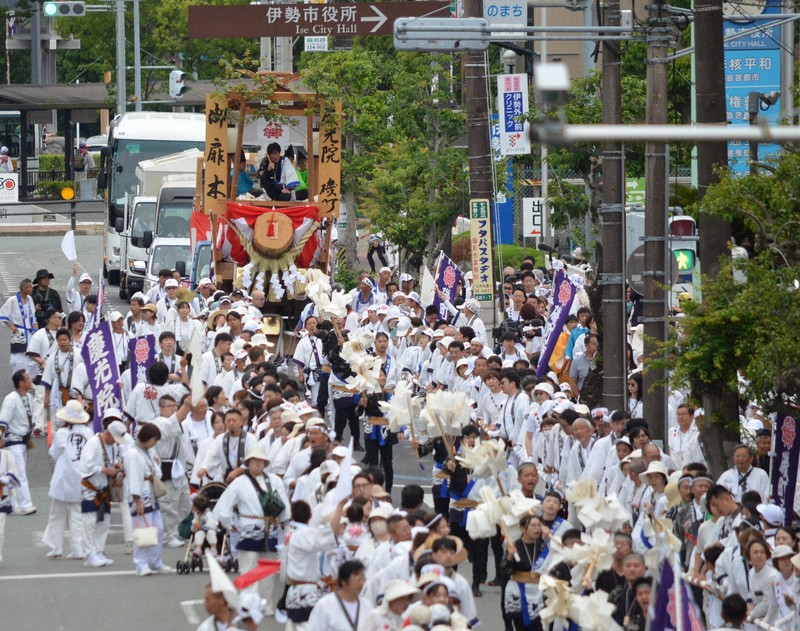特権」のお木曳に1800人 式年遷宮の用材運ぶ 伊勢神宮 | 毎日新聞