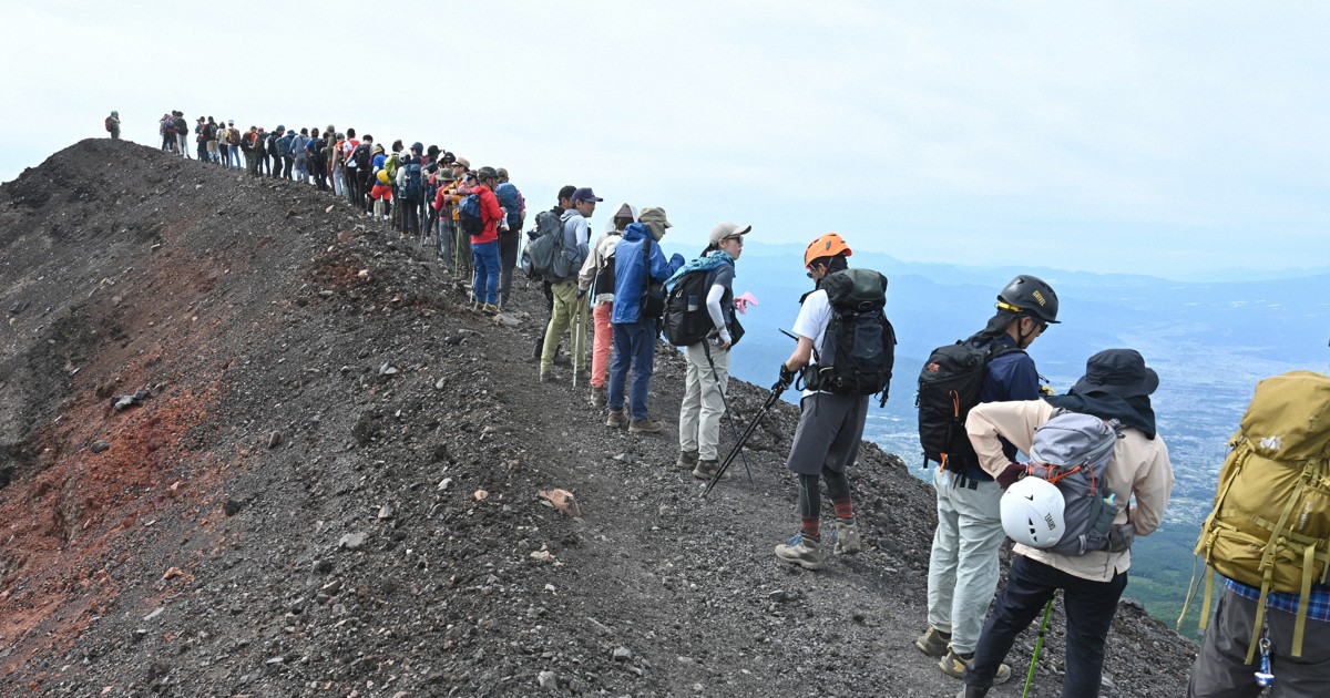 浅間山にハイカーの列　登山規制、3年2カ月ぶり緩和で