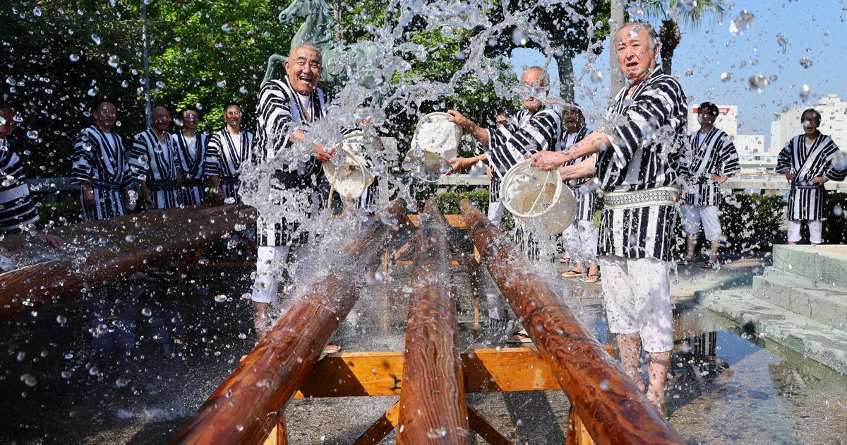 博多祇園山笠、舁き棒を海水で清め　神事「棒洗い」始まる