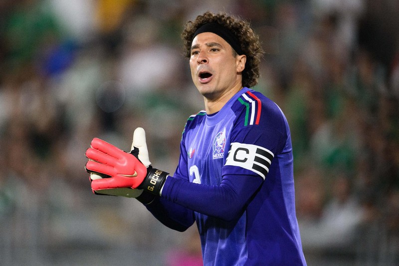 サッカーメキシコ代表、ギジェルモ・オチョア、直筆サイン入、NIKEサッカーボール GKオチョアが6大会連続選出 サッカーW杯メキシコ代表 | 毎日新聞