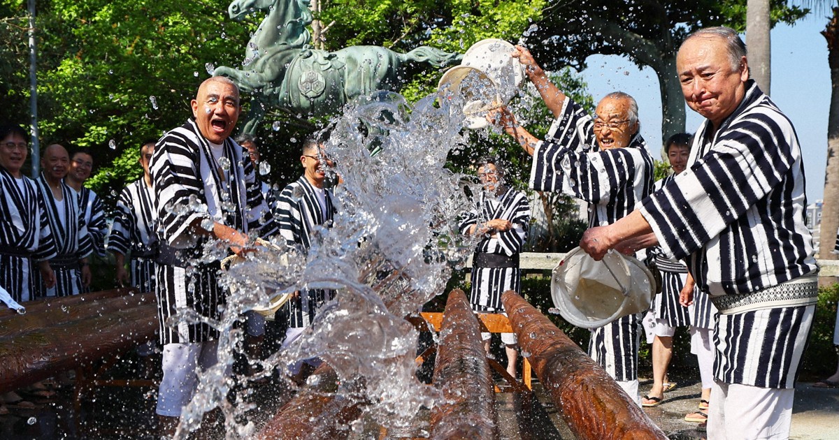 夏へ準備開始 博多祇園山笠「棒洗い」 [写真特集1/7] | 毎日新聞