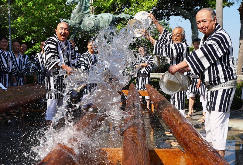 夏へ準備開始 博多祇園山笠「棒洗い」 [写真特集1/7] | 毎日新聞