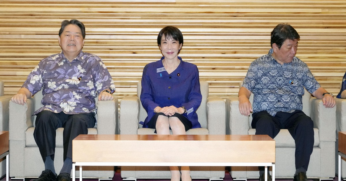 高市首相、「かりゆし」姿で閣議　6月恒例、沖縄県知事が贈呈