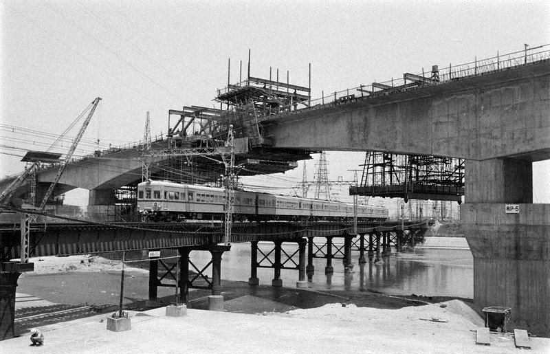 れとろ探訪：高速道路と鉄道橋 ／大阪 | 毎日新聞