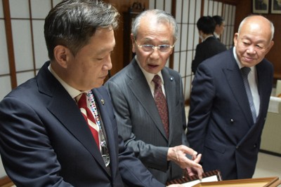 石川啄木の直筆書簡を見る内舘茂市長（左）と小林高理事長（中央）＝盛岡市役所で2026年6月2日午後4時22分、山田英之撮影