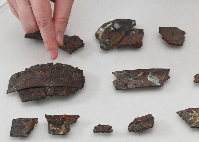 福岡・沖ノ島から金銅装甲冑の破片 ヤマト王権の中枢が奉献か | 毎日新聞
