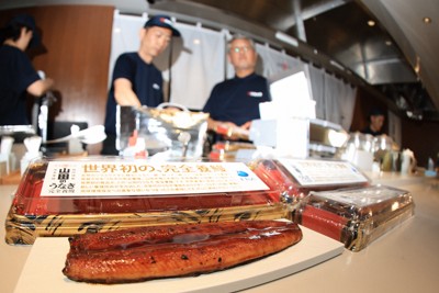 試験販売された完全養殖ウナギのかば焼き＝東京都中央区で2026年5月29日午前10時41分、鈴木紫門撮影
