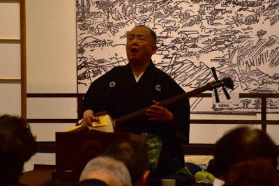 養父ゆかりの古浄瑠璃を弾き語る越後角太夫氏＝盛岡市で2026年5月30日、高橋昌紀撮影