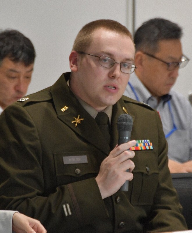 「安安連」の冒頭、あいさつする米軍経ケ岬通信所のクルーズ司令官（中央）＝京丹後市役所で2026年6月5日午後2時5分、塩田敏夫撮影