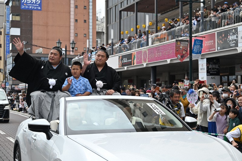 大相撲優勝力士若隆景返鄉福島舉辦盛大遊行,萬人空巷夾道歡迎