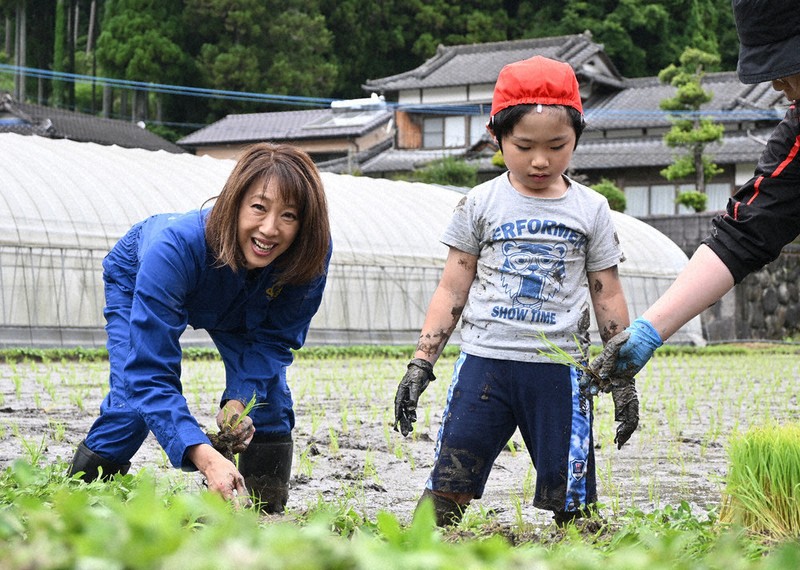 立派に育って「くす天空の輝き」 五輪銅メダリスト・小谷さん 小学生と