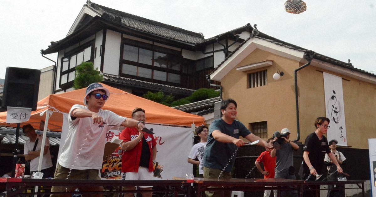 宙に舞うソウルフード 広島・府中焼きのレプリカ飛ばす世界大会